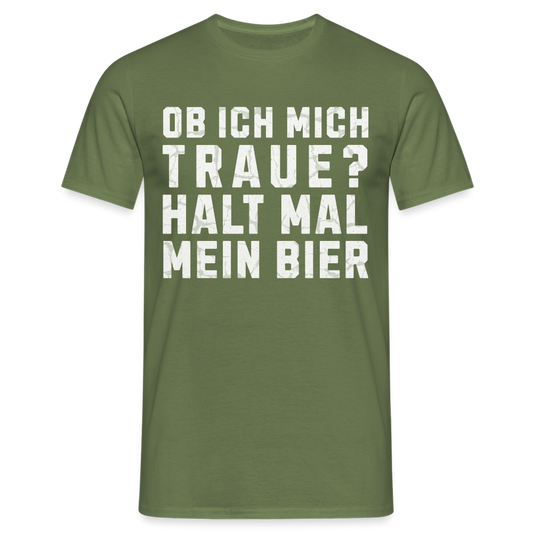 Ob ich mich traue? Halt mal mein Bier Herren T-Shirt - Militärgrün